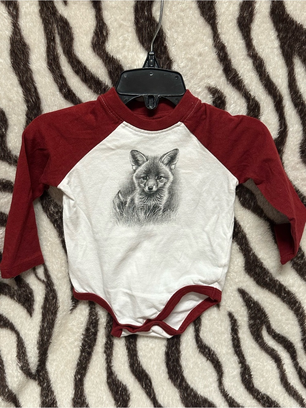 Bass Pro Shops White and Burgundy Raglan One-Piece with Fox Sketch